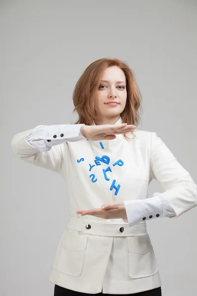 Frau arbeitet mit einer Reihe von Buchstaben, Schreibkonzept. — Stockfoto