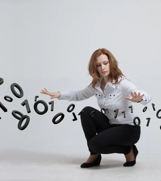 Femme travaillant avec le code binaire, concept de technologie numérique . — Photo