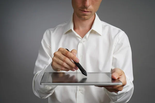 Hombre trabajando en Tablet con Stylus — Foto de Stock