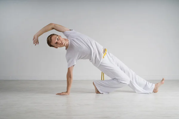 Člověk praktikující Capoeira-brazilské bojové umění. — Stock fotografie