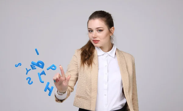 Mujer que trabaja con un conjunto de letras, concepto de escritura . — Foto de Stock