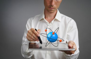 Bir tablet Pc atom modeli, araştırma kavramı ile tutan adam bilim adamı