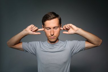 Genç adam onun kulaklarını parmak ile durdu.