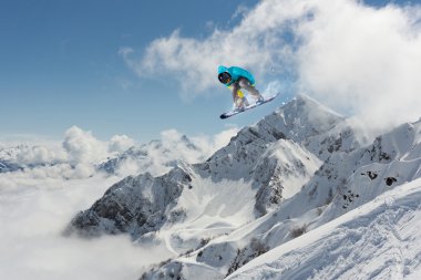 Dağlardaki atlama snowboard. Aşırı spor.