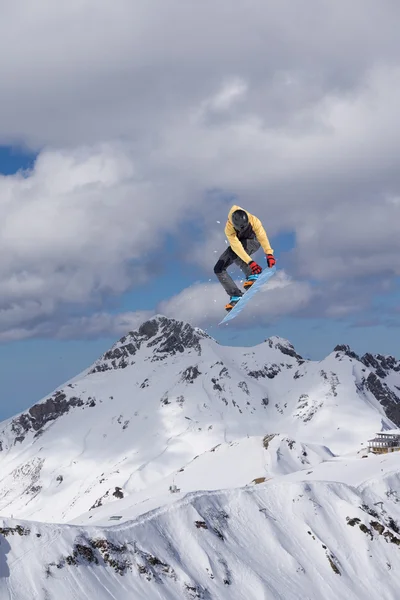 Snowboarder saltando sobre montañas. Deporte extremo . —  Fotos de Stock