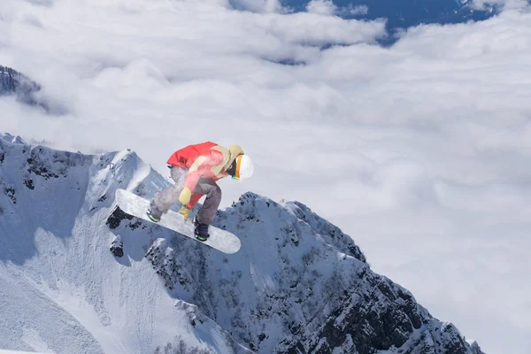 Snowboarder saltando em montanhas. Desporto extremo . — Fotografia de Stock