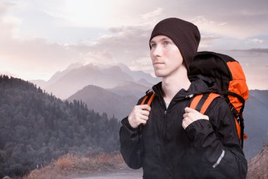 Sırt çantası dağlarda adamla uzun yürüyüşe çıkan kimse.