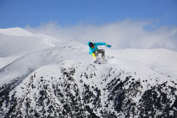 Snowboarder saltando sobre montañas. Deporte extremo . —  Fotos de Stock