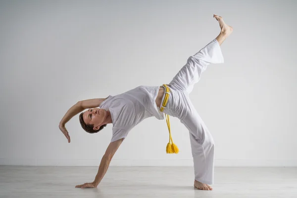 Člověk praktikující Capoeira-brazilské bojové umění. — Stock fotografie