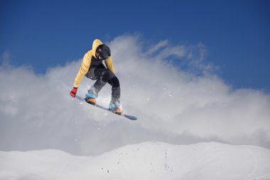 Dağlardaki atlama snowboard. Aşırı spor.
