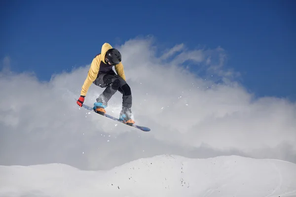 Snowboarder, ugrás a hegyekben. Extrém sport. — Stock Fotó