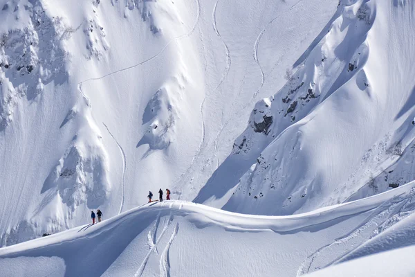 Σνόουμπορντ freeride, σνόουμπόρντερς και κομμάτια σε μια πλαγιά του βουνού. Εξτριμ σπορ. — Φωτογραφία Αρχείου