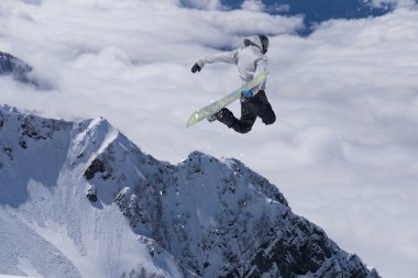 Dağlardaki atlama snowboard. Aşırı spor.