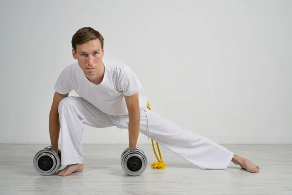 Νεαρός άνδρας που κάνει άσκηση με βάρη. — Φωτογραφία Αρχείου