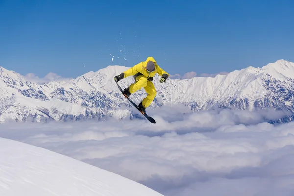 Snowboarder saltando em montanhas. Desporto extremo . — Fotografia de Stock