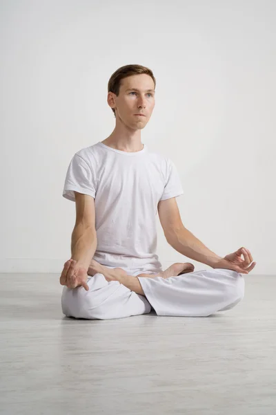 Joven meditando en posición de Loto en el suelo — Foto de Stock