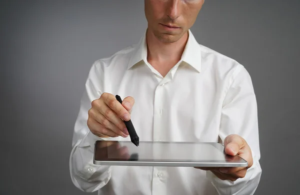 Hombre trabajando en Tablet con Stylus —  Fotos de Stock