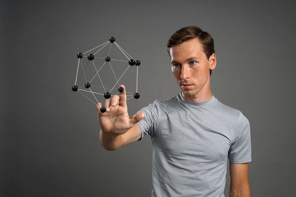 Hombre científico trabajando con modelo de molécula o celosía de cristal . — Foto de Stock