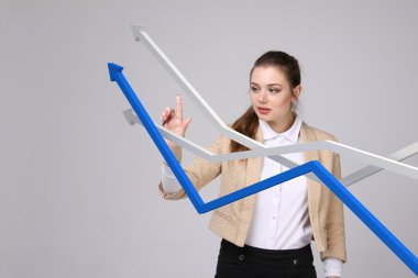 İş kadını ile büyüme Grafiği gri arka plan üzerinde çalışma