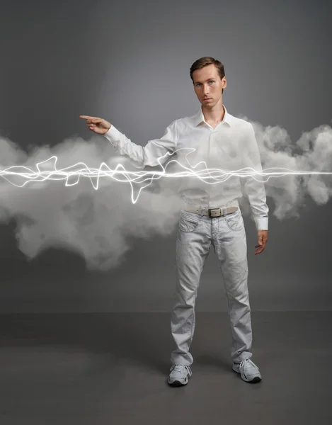 Человек в белой рубашке, создающий волшебный эффект - вспышка молнии. Концепция электричества, высокая энергия . — стоковое фото