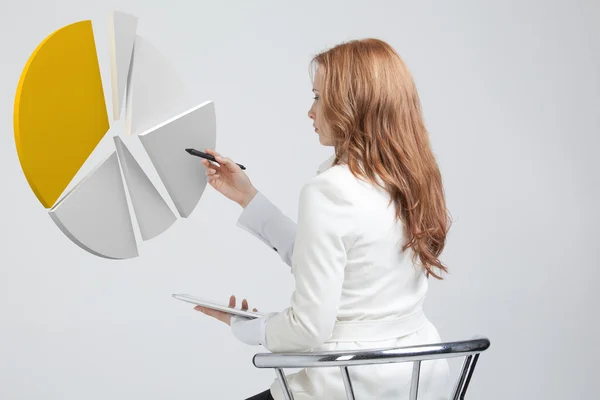 La mujer muestra un gráfico circular, diagrama circular. Concepto de análisis empresarial . — Foto de Stock