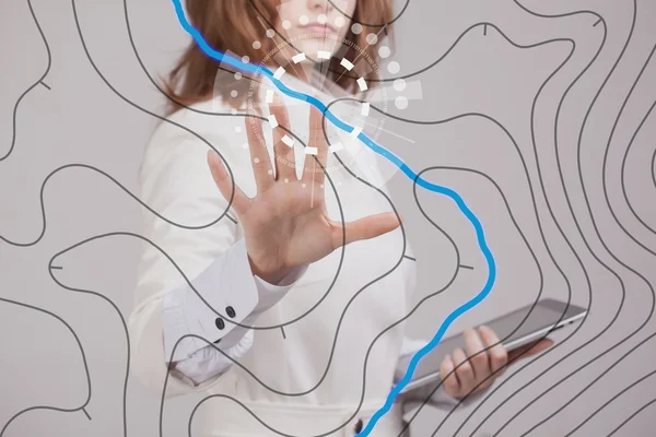Geografické informační systémy koncepce, Žena vědec, který pracuje s futuristickou Gis interface na průhledný displej. — Stock fotografie