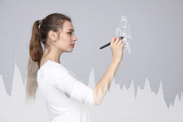 Junge Frau, die mit Diagrammdiagramm arbeitet. Zukunftstechnologien für Unternehmen, Börsenkonzept. — Stockfoto