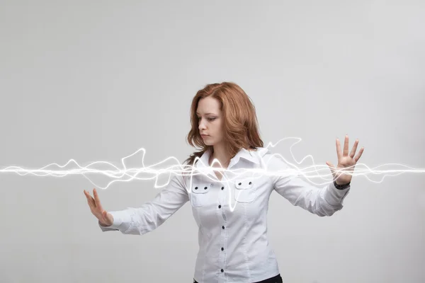 Mujer haciendo efecto mágico - relámpago flash. El concepto de electricidad, alta energía . —  Fotos de Stock