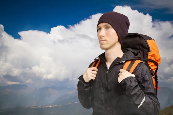 Escursionista uomo sullo sfondo del paesaggio montano con grande nube cumulus . — Foto Stock