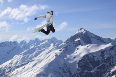 Karlı kış dağlarda atlama snowboarder