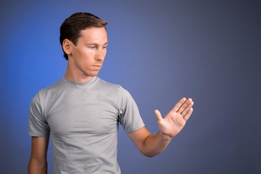 Sanal dokunmatik ekran ile çalışan adam.