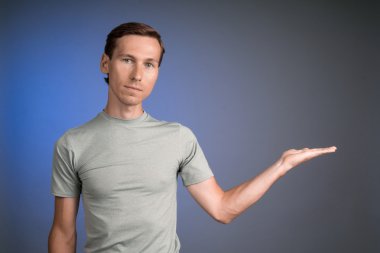 Avucunda bir şey tutan bir adam..