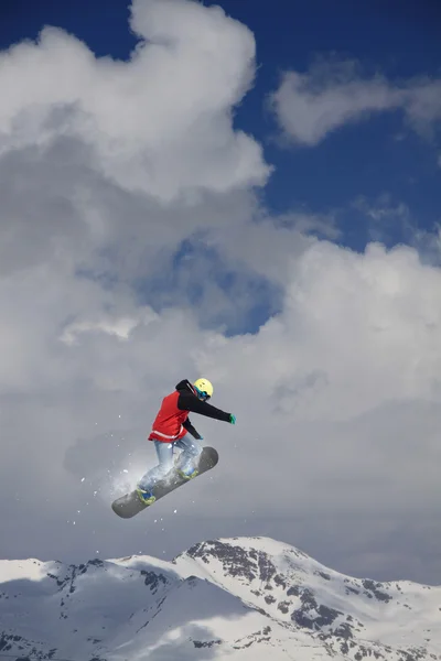 Snowboarder pulando em montanhas nevadas de inverno — Fotografia de Stock