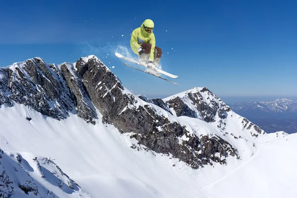 Flygande skidåkare på fjället. Extrem vinter sport. — Stockfoto