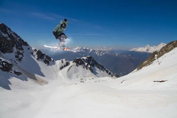 Sciatore volante sulle montagne. Sport invernali estremi. — Foto Stock