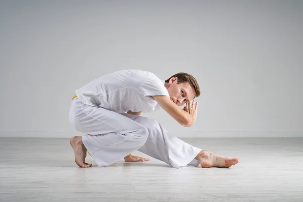 Člověk praktikující Capoeira-brazilské bojové umění. — Stock fotografie