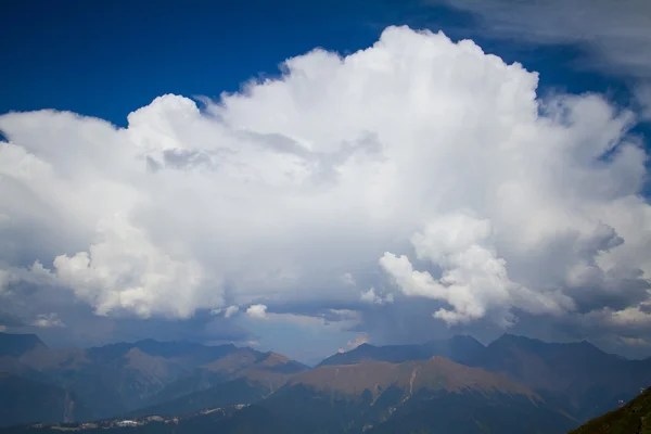 Paysage de montagne d'été avec cumulus nuage — Photo