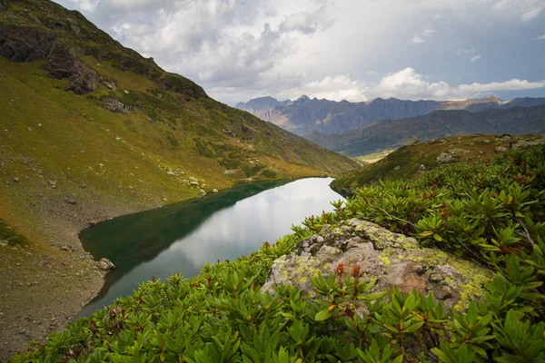 Bergsee in Abchasien. Kaukasus. — Stockfoto