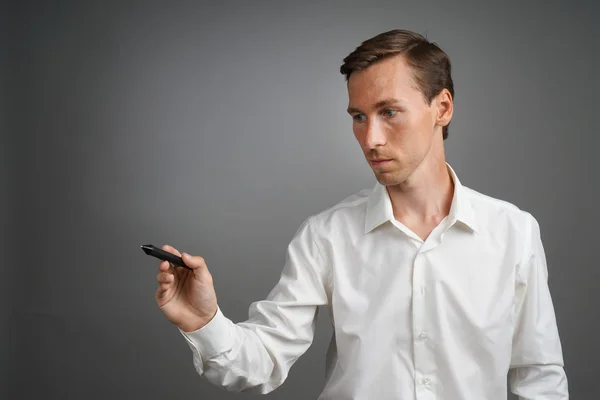 Mann schreibt etwas mit Filzstift auf Glasplatte. — Stockfoto