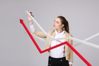 İş kadını ile büyüme Grafiği gri arka plan üzerinde çalışma