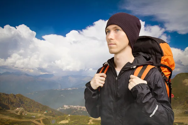 Escursionista uomo sullo sfondo del paesaggio montano con grande nube cumulus . — Foto Stock