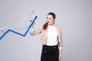 İş kadını ile büyüme Grafiği gri arka plan üzerinde çalışma