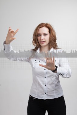 Graph grafiği ile çalışan genç kadın. İşletme, borsa kavramı için gelecekteki teknolojileri