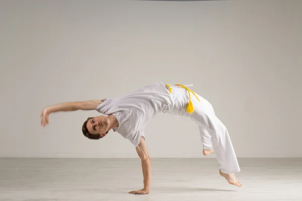 Człowiek, ćwiczyć Capoeira Brazylijska sztuka walki. — Zdjęcie stockowe