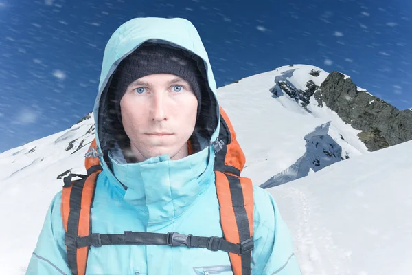 Mountaineer man looking at the camera, in the background high mountains. Close-up portrait. — Stock Photo, Image