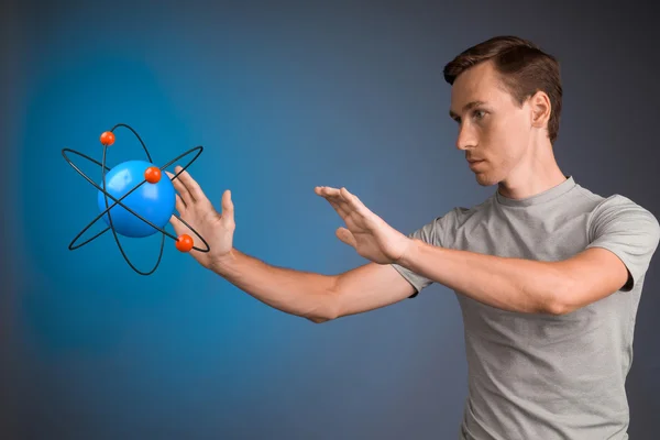Człowiek uczony z model atomu, koncepcja badań — Zdjęcie stockowe