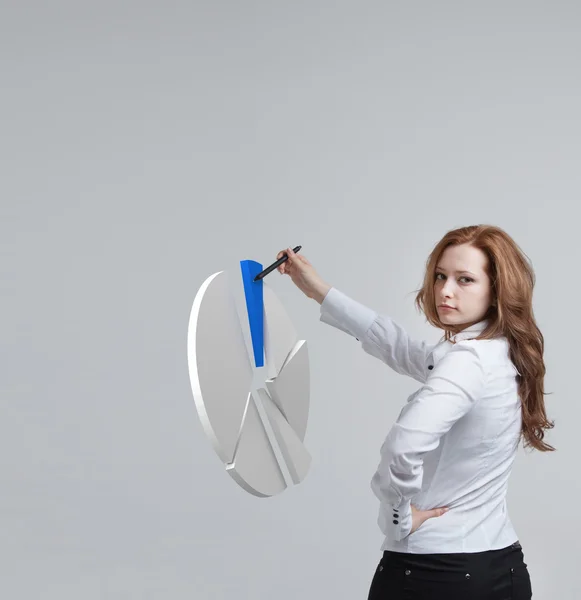 La mujer muestra un gráfico circular, diagrama circular. Concepto de análisis empresarial . —  Fotos de Stock