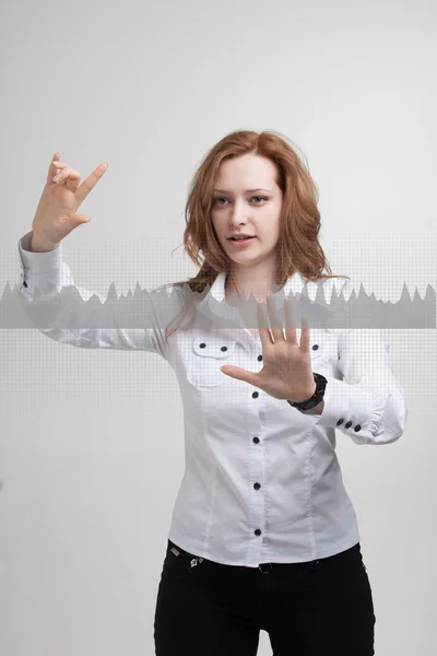 Giovane donna che lavora con grafico grafico. Tecnologie future per le imprese, concetto di borsa — Foto Stock