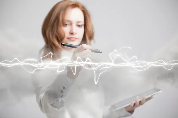 Femme faisant effet magique - éclair éclair. Le concept d'électricité, de haute énergie . — Photo