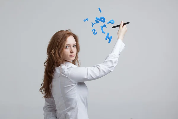 Frau arbeitet mit einer Reihe von Buchstaben, Schreibkonzept. — Stockfoto